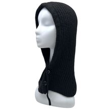 Bonnet cagoule tricotées avec un cordon de serrage et deux boutons sur le devant