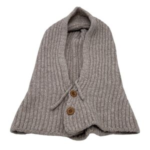 Bonnet cagoule tricotées avec un cordon de serrage et deux boutons sur le devant