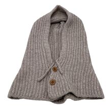 Bonnet cagoule tricotées avec un cordon de serrage et deux boutons sur le devant