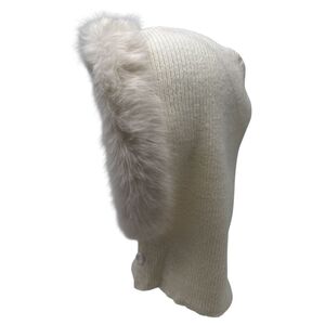 Bonnet cagoule ornée d'une fausse fourrure douce avec deux  gros boutons ronds