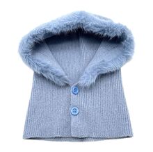 Bonnet cagoule ornée d'une fausse fourrure douce avec deux  gros boutons ronds