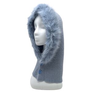 Bonnet cagoule ornée d'une fausse fourrure douce avec deux  gros boutons ronds