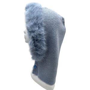 Bonnet cagoule ornée d'une fausse fourrure douce avec deux  gros boutons ronds