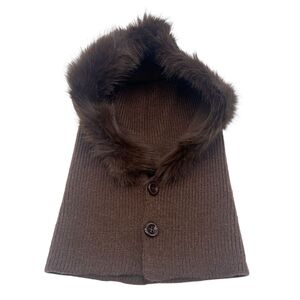 Bonnet cagoule ornée d'une fausse fourrure douce avec deux  gros boutons ronds