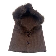 Bonnet cagoule ornée d'une fausse fourrure douce avec deux  gros boutons ronds