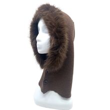 Bonnet cagoule ornée d'une fausse fourrure douce avec deux  gros boutons ronds