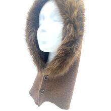 Bonnet cagoule ornée d'une fausse fourrure douce avec deux  gros boutons ronds