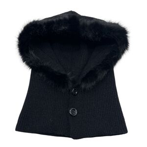 Bonnet cagoule ornée d'une fausse fourrure douce avec deux  gros boutons ronds