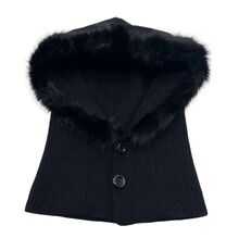 Bonnet cagoule ornée d'une fausse fourrure douce avec deux  gros boutons ronds