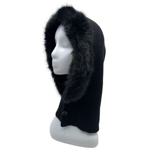 Bonnet cagoule ornée d'une fausse fourrure douce avec deux  gros boutons ronds