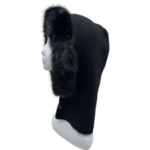 Bonnet cagoule ornée d'une fausse fourrure douce avec deux  gros boutons ronds