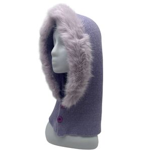 Bonnet cagoule ornée d'une fausse fourrure douce avec deux  gros boutons ronds