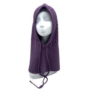 Bonnet cagoule à capuche ornée de motifs torsadés  avec  un cordon de serrage