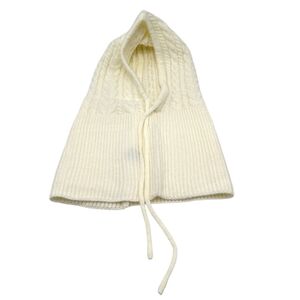 Bonnet cagoule à capuche ornée de motifs torsadés  avec  un cordon de serrage