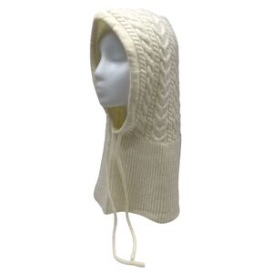 Bonnet cagoule à capuche ornée de motifs torsadés  avec  un cordon de serrage