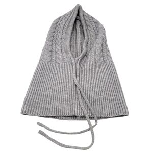 Bonnet cagoule à capuche ornée de motifs torsadés  avec  un cordon de serrage