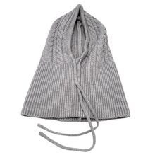 Bonnet cagoule à capuche ornée de motifs torsadés  avec  un cordon de serrage