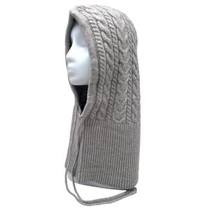 Bonnet cagoule à capuche ornée de motifs torsadés  avec  un cordon de serrage