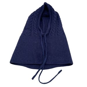 Bonnet cagoule à capuche ornée de motifs torsadés  avec  un cordon de serrage