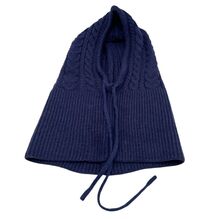 Bonnet cagoule à capuche ornée de motifs torsadés  avec  un cordon de serrage