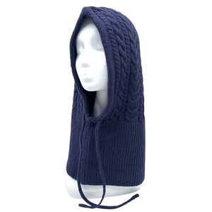 Bonnet cagoule à capuche ornée de motifs torsadés  avec  un cordon de serrage