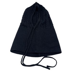 Bonnet cagoule à capuche ornée de motifs torsadés  avec  un cordon de serrage