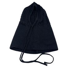 Bonnet cagoule à capuche ornée de motifs torsadés  avec  un cordon de serrage