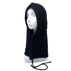 Bonnet cagoule à capuche ornée de motifs torsadés  avec  un cordon de serrage