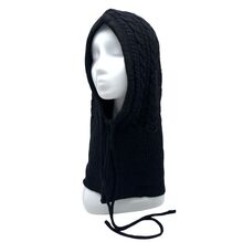 Bonnet cagoule à capuche ornée de motifs torsadés  avec  un cordon de serrage