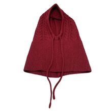Bonnet cagoule à capuche ornée de motifs torsadés  avec  un cordon de serrage