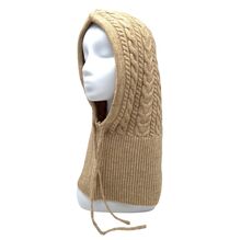 Bonnet cagoule à capuche ornée de motifs torsadés  avec  un cordon de serrage