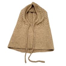 Bonnet cagoule à capuche ornée de motifs torsadés  avec  un cordon de serrage