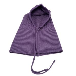 Bonnet cagoule à capuche ornée de motifs torsadés  avec  un cordon de serrage