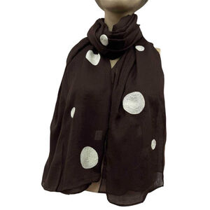 Écharpe en gros pois coloré sur un fond coloré