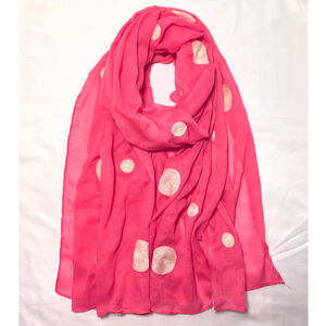 Écharpe en gros pois coloré sur un fond coloré