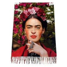 Écharpe réversible à l’effigie de Frida Kahlo bordée de franges