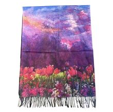 Écharpe réversible illustrant des tulipes en bouquet et en champ