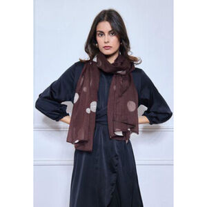 Écharpe en gros pois coloré sur un fond coloré