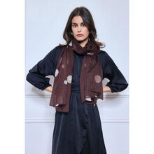 Écharpe en gros pois coloré sur un fond coloré