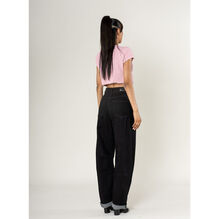 Jean stretch coupe droite et large en denim avec des effets délavés