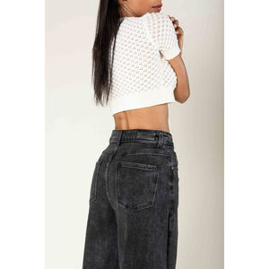 Jean stretch coupe droite et large en denim avec des effets délavés