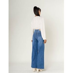 Jean WIDE à taille haute et stretch et poches plaquées avec boutons dorés