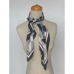 Foulard carré en polyester satiné à motif floral géométrique