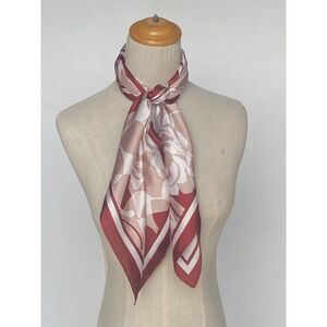 Foulard carré en polyester satiné à motif floral géométrique