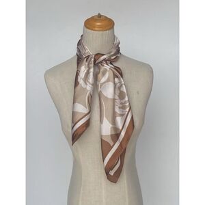 Foulard carré en polyester satiné à motif floral géométrique