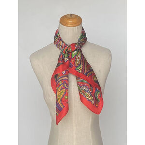 Foulard carré en polyester satiné léger à motif cachemire