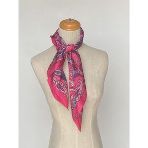 Foulard carré en polyester satiné léger à motif cachemire