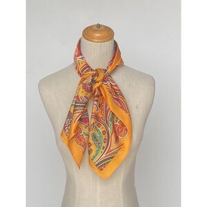 Foulard carré en polyester satiné léger à motif cachemire