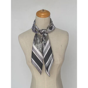 Foulard carré en polyester satiné à motif cachemire et bordure unie