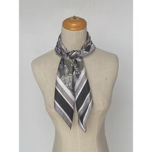 Foulard carré en polyester satiné à motif cachemire et bordure unie